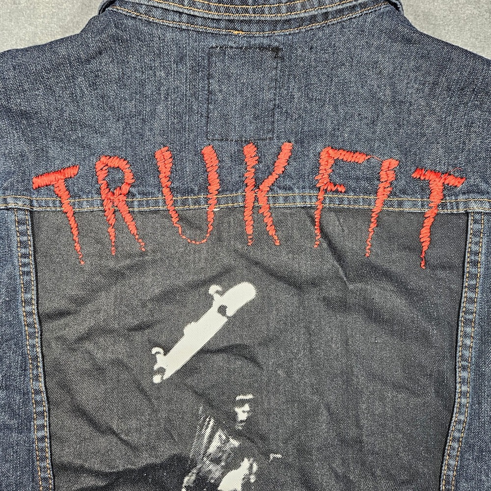 Trukfit Mens 2XL Studded Denim Vest Dark Wash Skateboarder Graphic Back Print - Picture 4 of 5